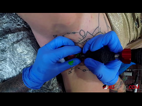 ❤️ Sully Savage, hottie estremamente tatuata, hà fattu un tatuatu nantu à u clitoris ️❌ Solo porno à porn co.special-grasser.ru ❌❤